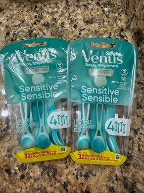 NWT Bundle of 2 Venus Simply Sensitive Disposable Razors - Teal (4 Pack)